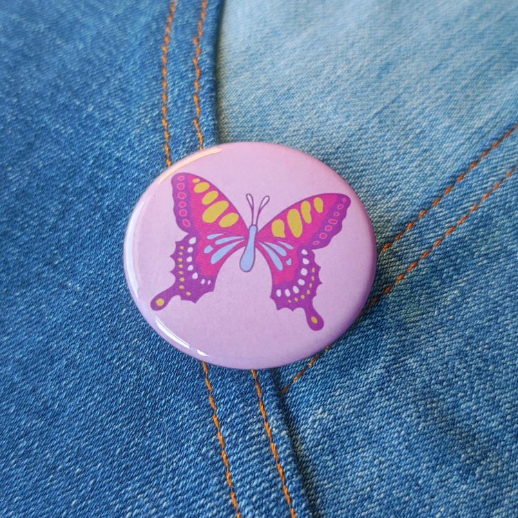 Ansteckbutton Schmetterling rosa auf Jeans
